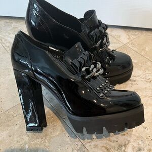 Patent leather loafer with textured soles and decorated chain Lera Nena